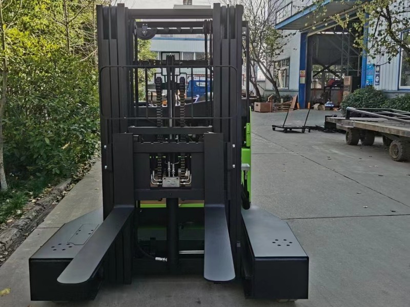 NEOforklift 1 unitate de stivuitor cu 4 direcții va fi livrată clientului.