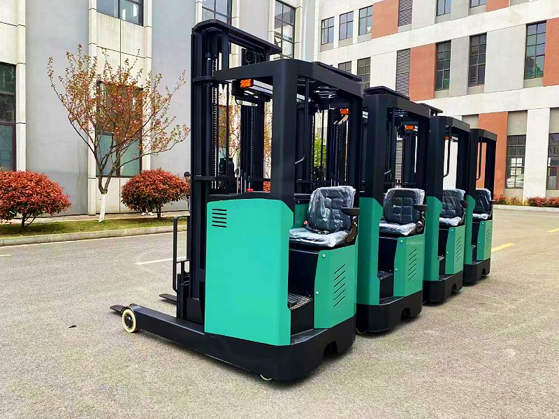 Electric reach truck