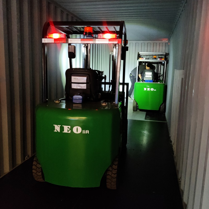 Stivuitorul electric NEOlift navighează pentru a ajuta clienții din Antigua cu o logistică eficientă